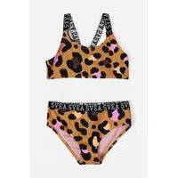 Bikinit K. Leo Bikini, Svea