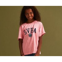 Felicia Jr Tee, Svea