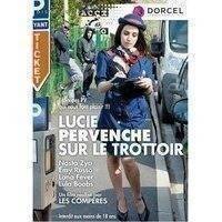 Lucie Pervenche sur le trottoir